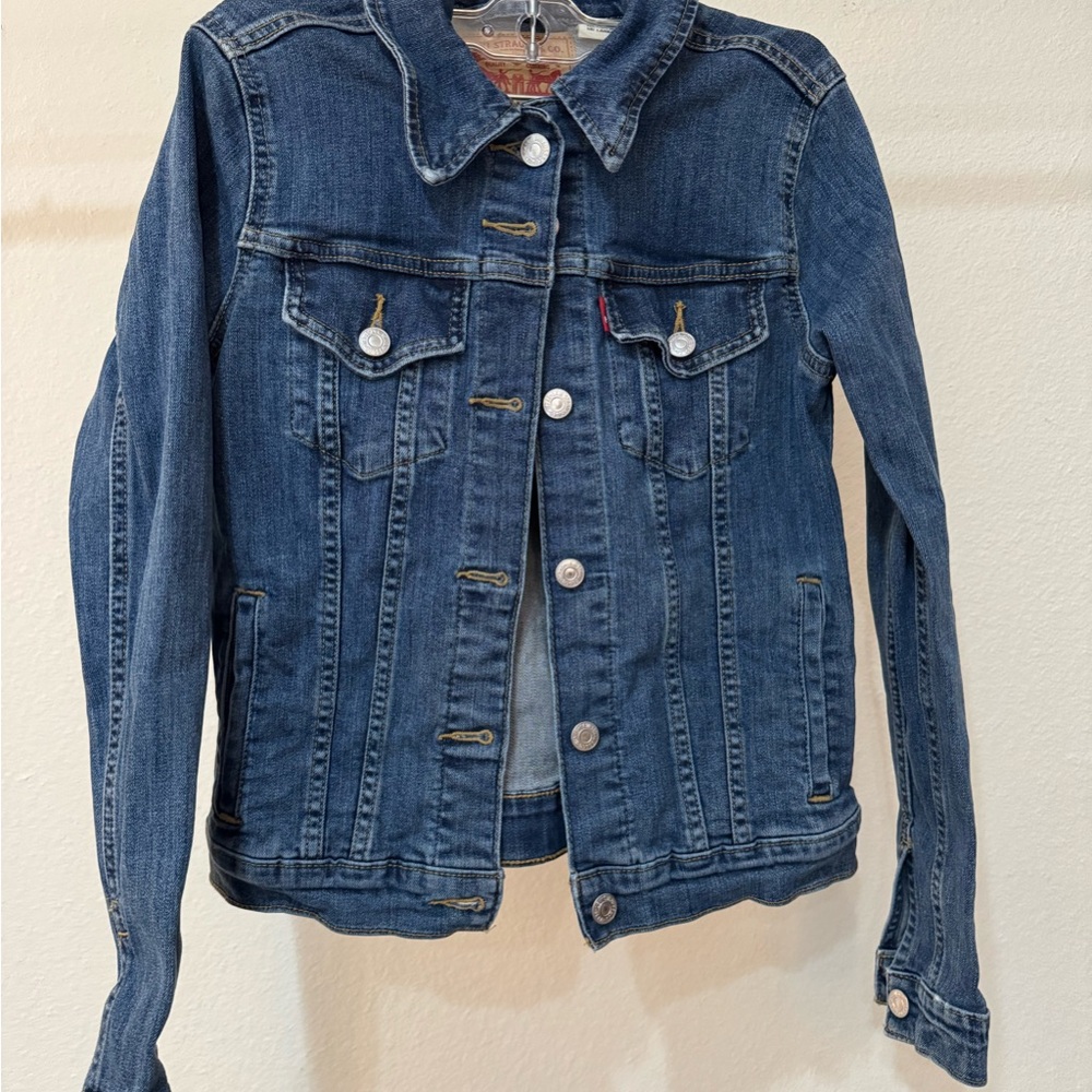 Levi's Blue Jean Jacket with Classic Design and Regular Fit
